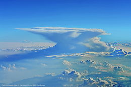 Una clásica nube de yunque sobre Europa.jpg