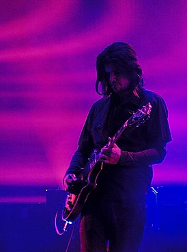 Adam Jones treedt op met Tool op het Roskilde Festival, 2006