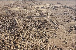 האתר הארכאולוגי של אומה, הבורות הם תוצאה של מעשי הביזה והשוד שנעשו באתר לאחר פלישת הצבא האמריקאי בשנת 2003