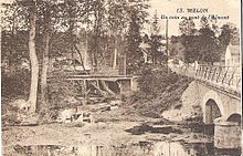 El Almont y el puente del mismo nombre en Melun a principios del siglo XX.  Las vías del tranvía son ligeramente visibles en el puente, así como la concesión Bellevue al fondo a la derecha.