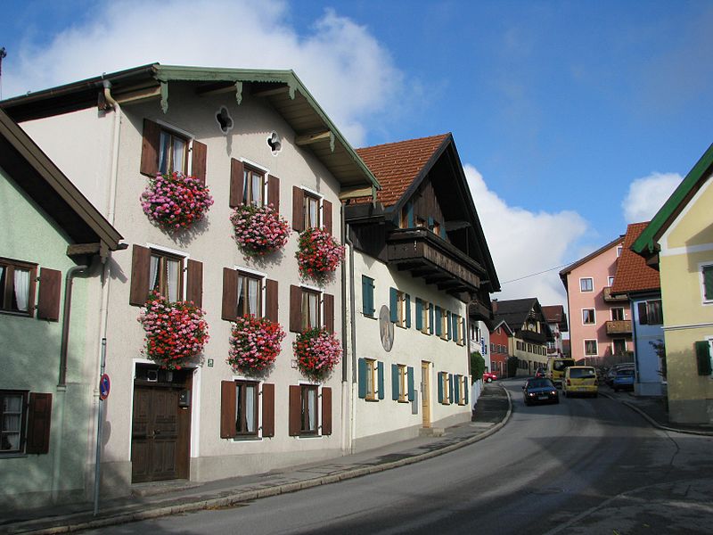 File:Alpen Murnau schöne Häuser.jpg