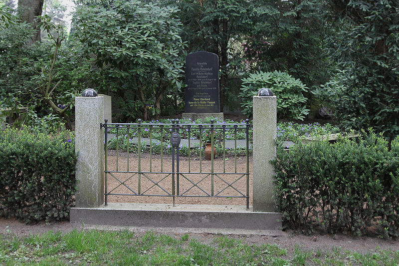 File:Alter Niendorfer Friedhof Grab Retelsdorf.jpg