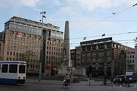 Дам — центральна площа Амстердама, у центрі — Національний монумент, листопад 2009 року