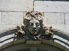 L’un des six mascarons qui ornent le logis.