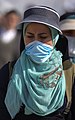 Perská žena s cyanovým šátkem