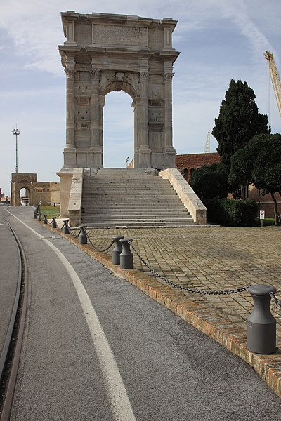 File:Arco di Traiano e Arco Clementino.JPG