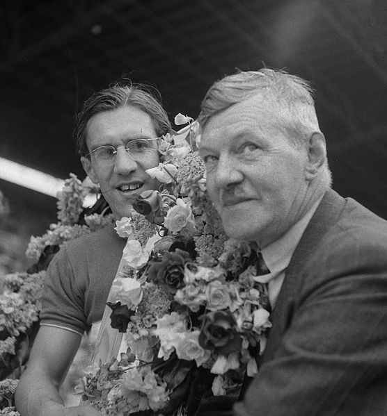 File:Arie van Vliet with father 1948.jpg