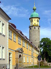 Gebäude der Kreisverwaltung mit Neideckturm im Hintergrund