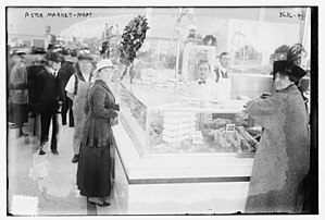 Astor Market in New York, one predecessor of the modern supermarket, operated from 1915 to 1917. Astor Market meat counter in Manhattan in 1915.jpg