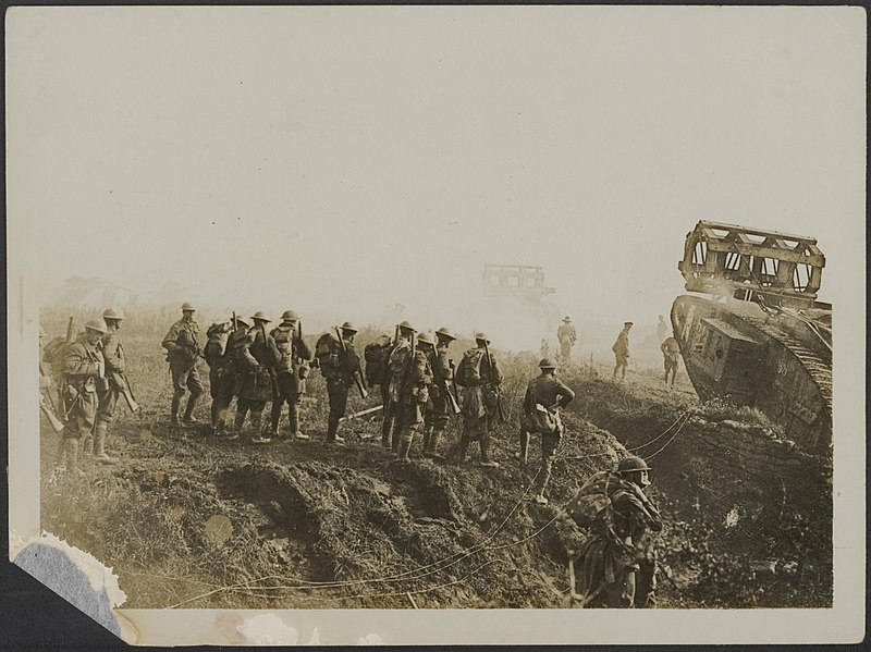 File:Attack of the Hindenburg Line. Tanks ... forward, Bestanddeelnr 158-2433.jpg