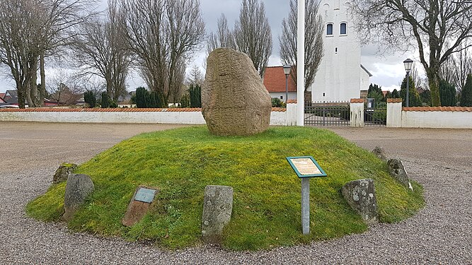 Bækkestenen 1 på sin høj foran Bække Kirke