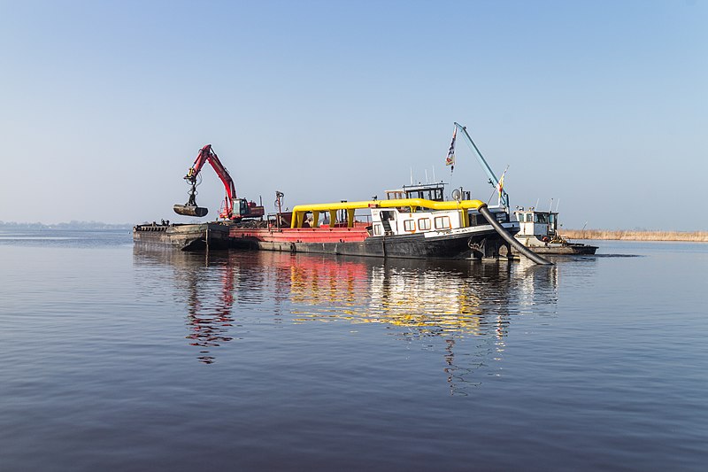 File:Baggerwerkzaamheden op de Langwarder Wielen (in 2018) 44.jpg