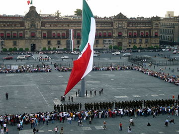 Hysseremonie van die Bandera monumental op die Plaza de la Constitución in Meksikostad om 06:00
