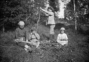 Barn tillverkar vispar av kvistar 1922.
