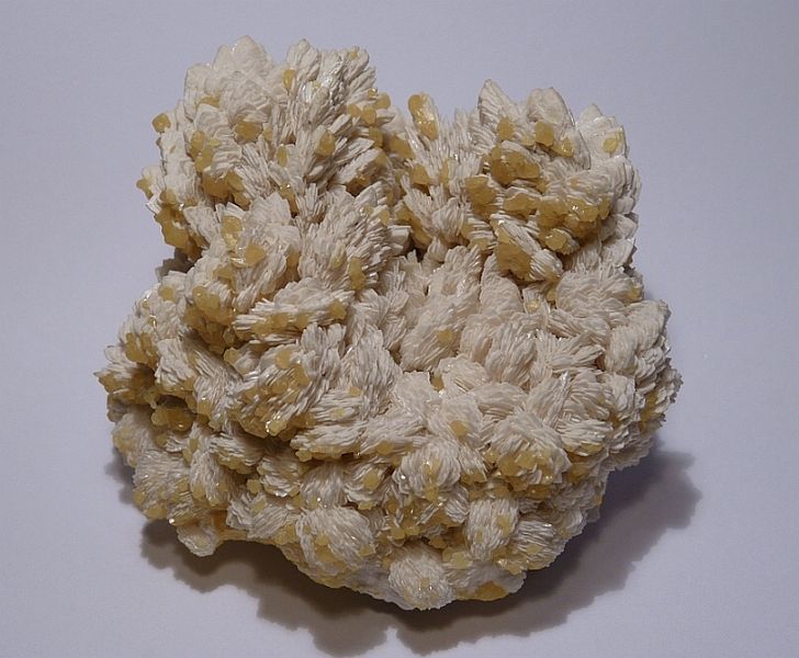 File:Baryte, Sulfur-MA1280082739.jpg