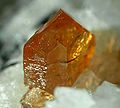 Hexagonal-prismatischer, honiggelber Bastnäsit-(Ce)-Kristall vom Zagi Mountain (Zegi Mountain), Mulla Ghori, FATA, Pakistan (Gesamtgröße: 5,0 × 4,2 × 2,8 cm)