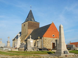 Bazinghen - Eglise et monument aux morts.JPG