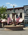 The Bear Fountain, o símbolo mais conhecido (apenas?) De Geneseo, em Nova York, aqui decorado com bandeiras para o Memorial Day.