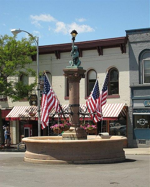 Файл:Bear Fountain in Geneseo.jpg