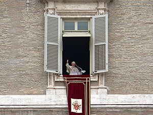 Бенедикт XVI вітає з вікна палацу