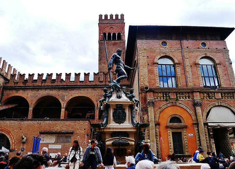 File:Bologna Piazza Maggiore Fontana del Nettuno 05.jpg