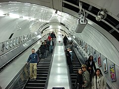 Bond Caddesi yürüyen merdivenleri.jpg