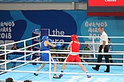 Deutsch: Boxen bei den Olympischen Jugendspielen 2018 Tag 12, 18. Oktober 2018 - Finale Leichtgewicht Mädchen – Oriana Saputo (Argentinien, blau) schlägt Emma Lawson (Australien, rot) 5-0; Ringrichter ist José Romero (Spanien). English: Boxing at the 2018 Summer Youth Olympics on 18 October 2018 – Girls' lightweight Bronze Medal Bout – Oriana Saputo (Argentina, blue) wins over Emma Lawson (Australie, red) 5-0; Referee is José Romero (Spain). Español: Boxeo en los Juegos Olímpicos Juveniles de Verano de 2018 en 18 de octubre de 2018 - Combate de medalla de bronce de las niñas: Oriana Saputo (Argentina, azul) gana a Emma Lawson (Australie, roja) 5-0; Árbitro es José Romero (España).