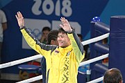 Deutsch: Boxen bei den Olympischen Jugendspielen 2018 Tag 12, 18. Oktober 2018 - Medaillenzeremonie im Leichtgewicht der Mädchen - Gold: Caroline Sara DuBois (Großbritannien), Silber: Porntip Buapa (Thailand), Bronze: Oriana Saputo (Argentinien); Medaillenübergabe durch Habu Gumel (IOC, Nigeria), Geschenkübergabe durch Raymond Silvas (USA, AIBA). English: Boxing at the 2018 Summer Youth Olympics on 18 October 2018 – Girl's Lightweight Medal Ceremony - Gold: Caroline Sara DuBois (Great Britain), Silver: Porntip Buapa (Thailand), Bronze: Oriana Saputo (Argentina); Medal handover by Habu Gumel (IOC, Nigeria), Gift presented by Raymond Silvas (USA, AIBA). Español: Boxeo en los Juegos Olímpicos Juveniles de Verano de 2018 en 18 de octubre de 2018 - Ceremonia de la Medalla de peso ligero para niñas - Oro: Caroline Sara DuBois (Gran Bretaña), Plata: Porntip Buapa (Thailand), Bronce: Oriana Saputo (Argentina); Entrega de medallas por Habu Gumel (COI, Nigeria), Regalo presentado por Raymond Silvas (EE. UU., AIBA).