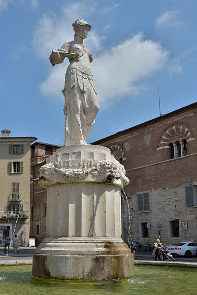 File:Brescia statua di Minerva del Cignaroli in piazza Duomo.jpg