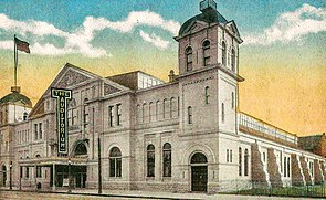 Broadway Auditorium, kolem roku 1914.jpg