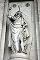 Statue de Moïse sous le péristyle de la cathédrale Saint-Jacques-sur-Coudenberg à Bruxelles