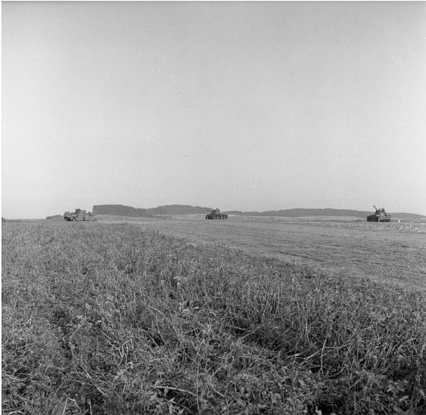 File:Bundesarchiv B 145 Bild-F005977-0010, Manöver Heer, Panzertruppen.jpg