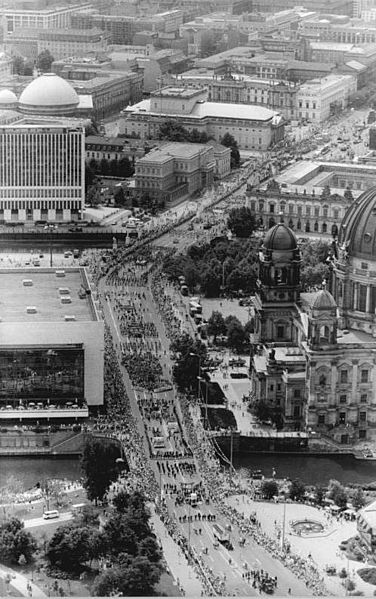 File:Bundesarchiv Bild 183-1987-0704-068, Berlin, 750-Jahr-Feier, Festumzug, Unter den Linden.jpg