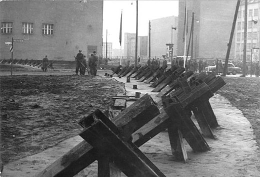 Противотанковые ежи на месте будущей Стены 4 декабря 1961 года