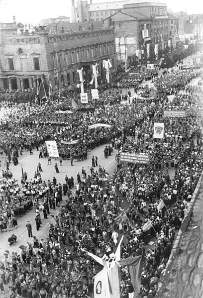 File:Bundesarchiv Bild 183-M0206-0367, Berlin, III. Weltfestspiele, Festumzug.jpg