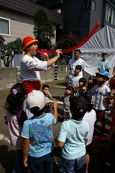 File:Busker with kids.JPG