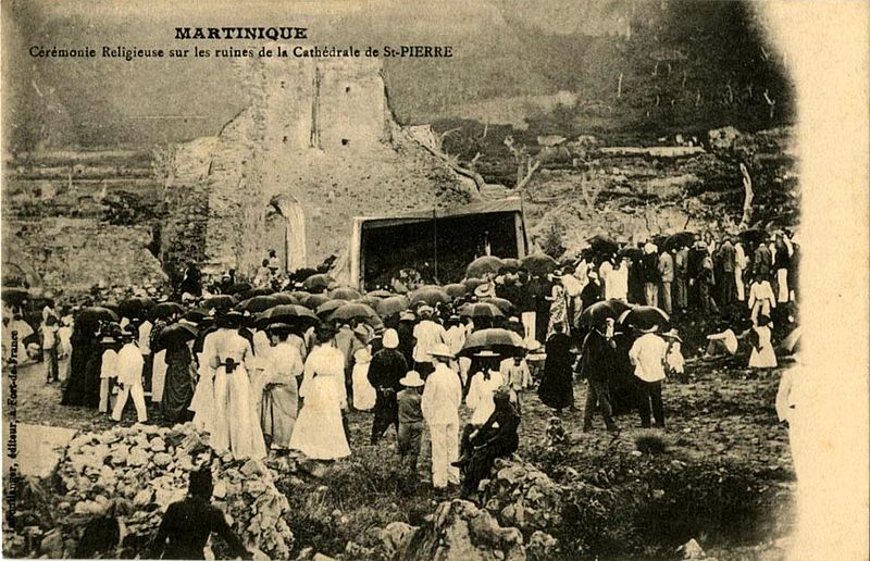 File:Cérémonie religieuse sur les ruines de la cathédrale de Saint-Pierre.jpg