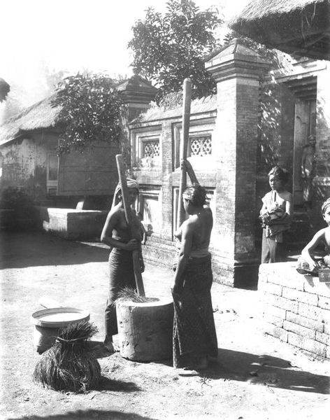 File:COLLECTIE TROPENMUSEUM Twee vrouwen stampen rijst Bali TMnr 60019070.jpg