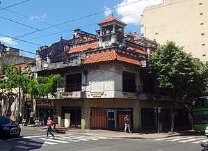 Casa tejas avenida Garay y San José.jpg