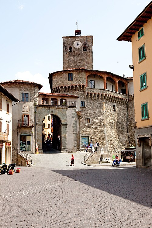 Castelnuovo-di-Garfagnana-Stadttor.jpg