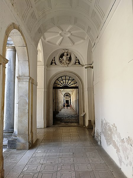 File:Certosa di Padula - Corridoio porticato.jpg