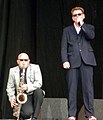 Saxophonist Lee Thompson (* 1957, links) sowie Trompeter und Co-Sänger Cathal "Chas Smash" Smyth (* 1959), 2009