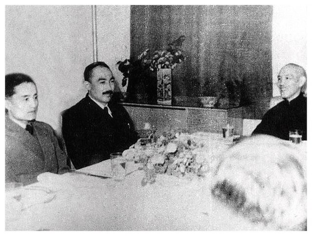 Qasim and Abdulkerim Abbas with Chiang Kai-shek in Nanjing on November 22, 1946.