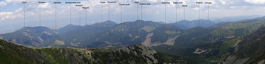 Opisana panorama widokowa z Chopoka na północ. Siná po lewej stronie