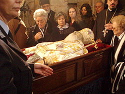 Archbishop Christodoulos of Athens laid in his coffin. His paterissa can be seen to the right, but the Aer has not yet been laid over his face. Christodoulos adieu.4.JPG