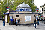 Esterno della stazione della metropolitana di Clapham Common - ottobre 2007.jpg