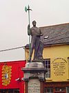 Clonakilty großes Kreuz Statue.jpg