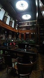 Biblioteca al entrar.