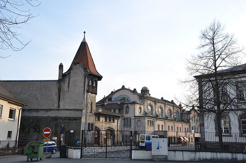 File:Colmar - arrière des anciens Bains municipaux, avant restauration et reconversion.jpg