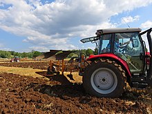 Concours de labour de Boissia - Tracteur Massey relevant après labour (juil 2018).jpg